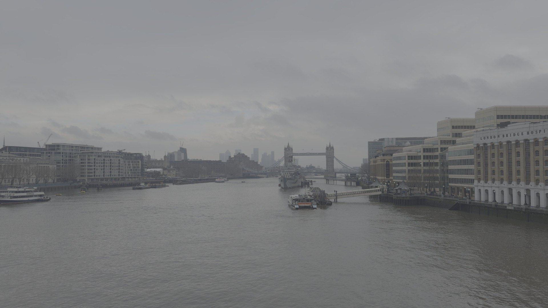 London, Tower Bridge from the river: iPhone 17 Pro Max in Apple Log, ungraded